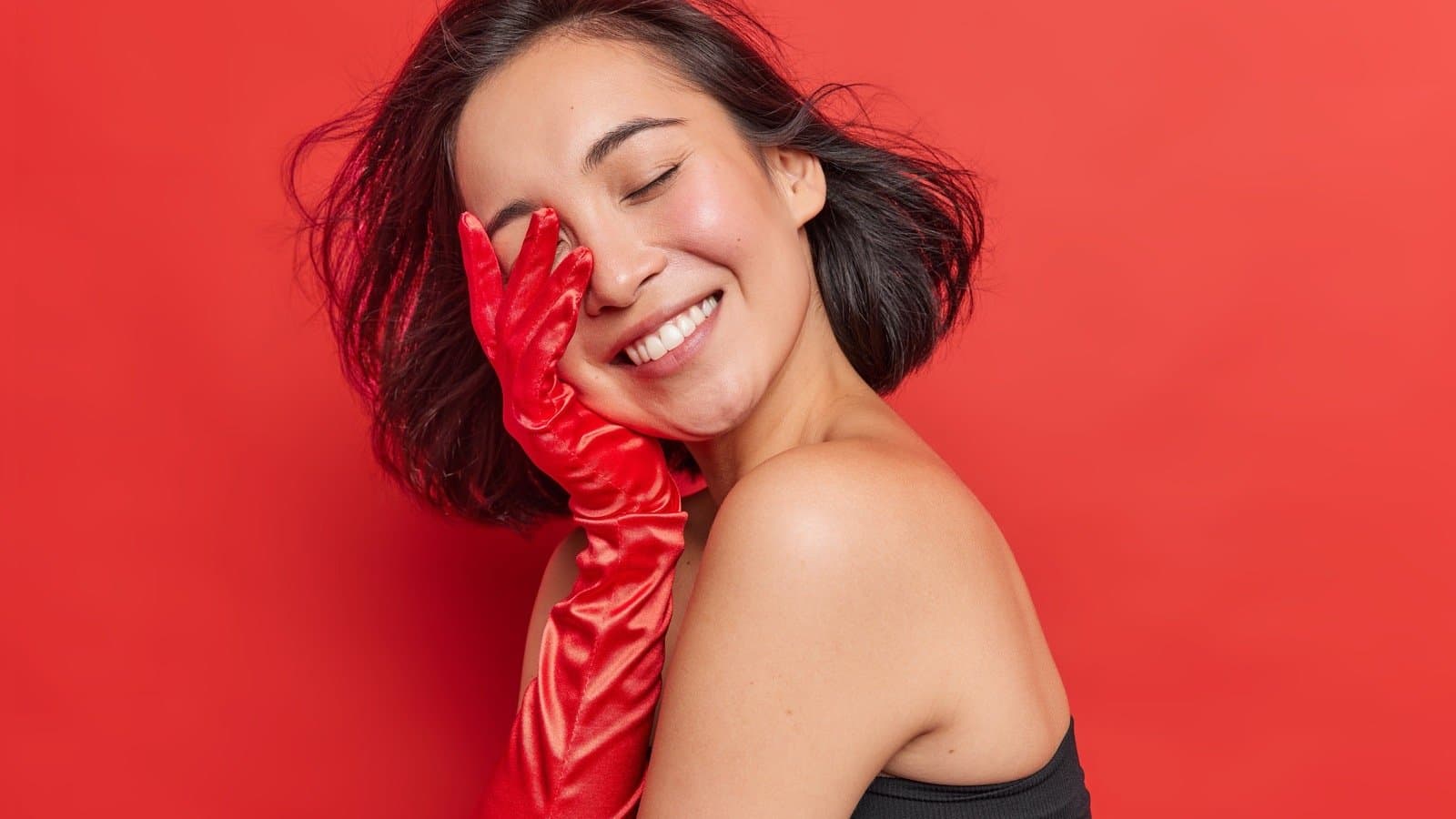 Los guantes de ópera son la última tendencia para aportar dramatismo