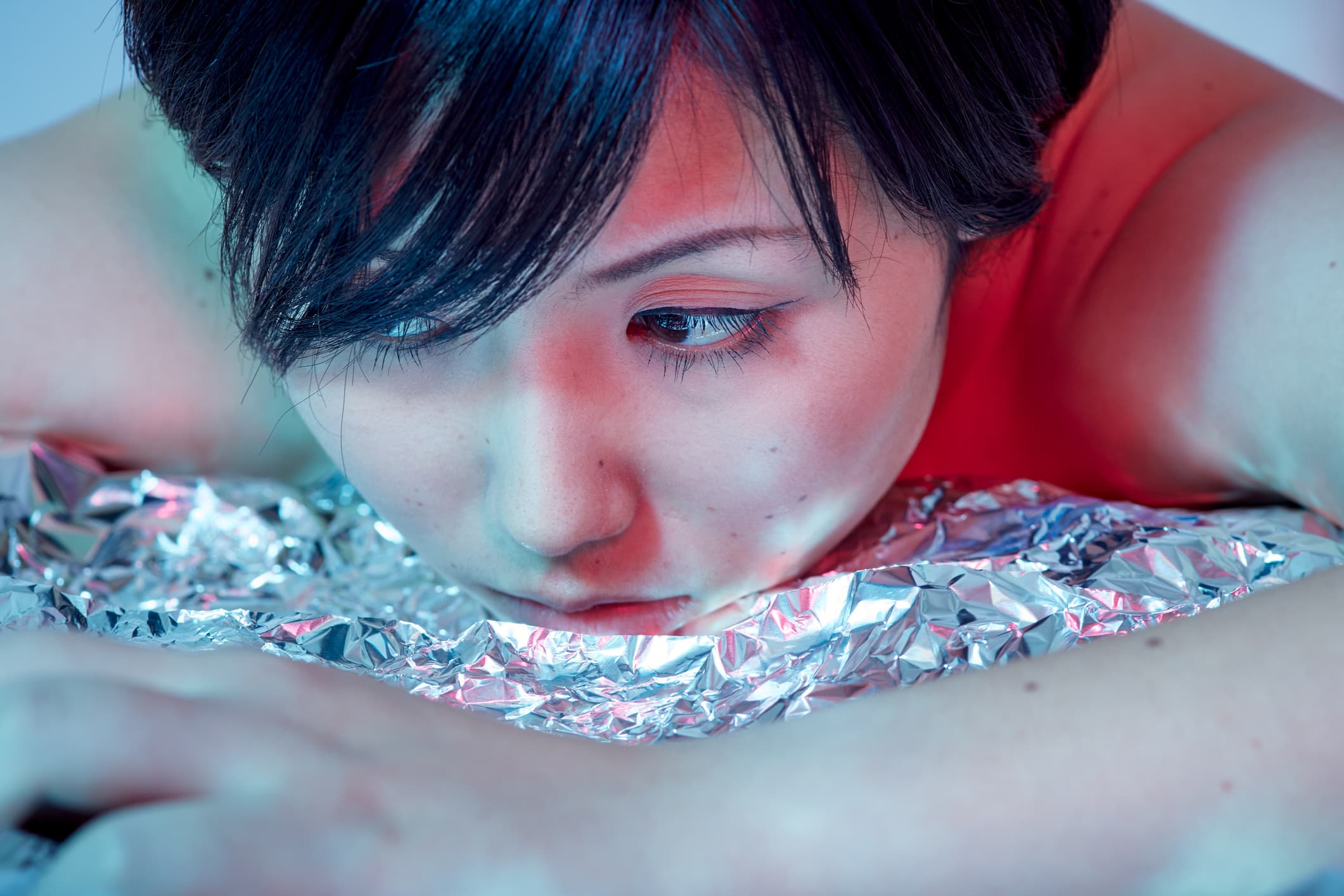 Tápate el rostro con papel de aluminio y descubre lo que sucede tras una hora. ¡Es increíble!
