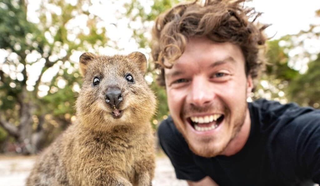 Un niño viaja por el mundo haciéndose adorables selfies con animales locales
