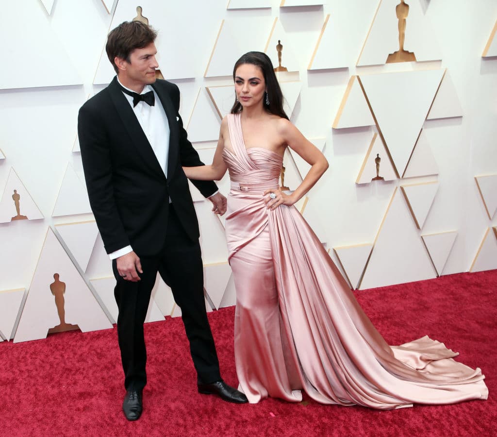 Ashton Kutcher y su esposa, Mila Kunis, hablaron sobre el terrible sufrimiento de Kutcher
