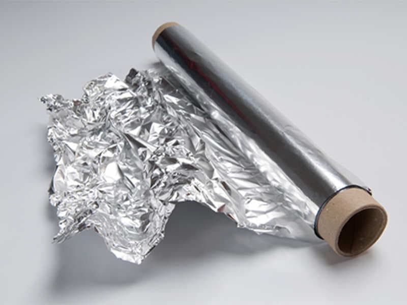 Forra tu recipiente con papel de aluminio. 8 formas de evitar que el hielo se derrita | bayas de cerebro