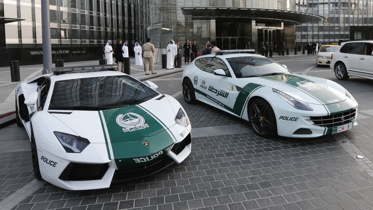Una flota de coches de policía Lamborghini Ocho formas locas de tirar dinero en Dubai | bayas de cerebro