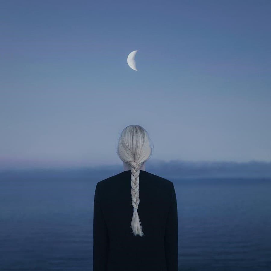 ¿Soy solo yo? |: Fotografía surrealista que explora el solitario mundo interior del hombre. bayas de cerebro