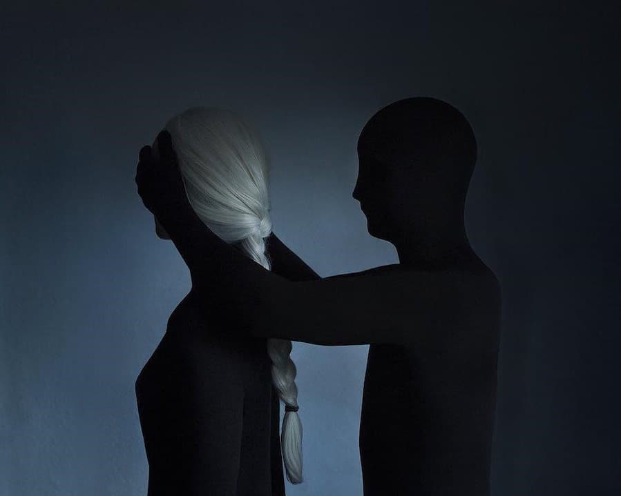 Una niña y la sombra |: Fotografía surrealista que explora el solitario mundo interior del hombre. bayas de cerebro