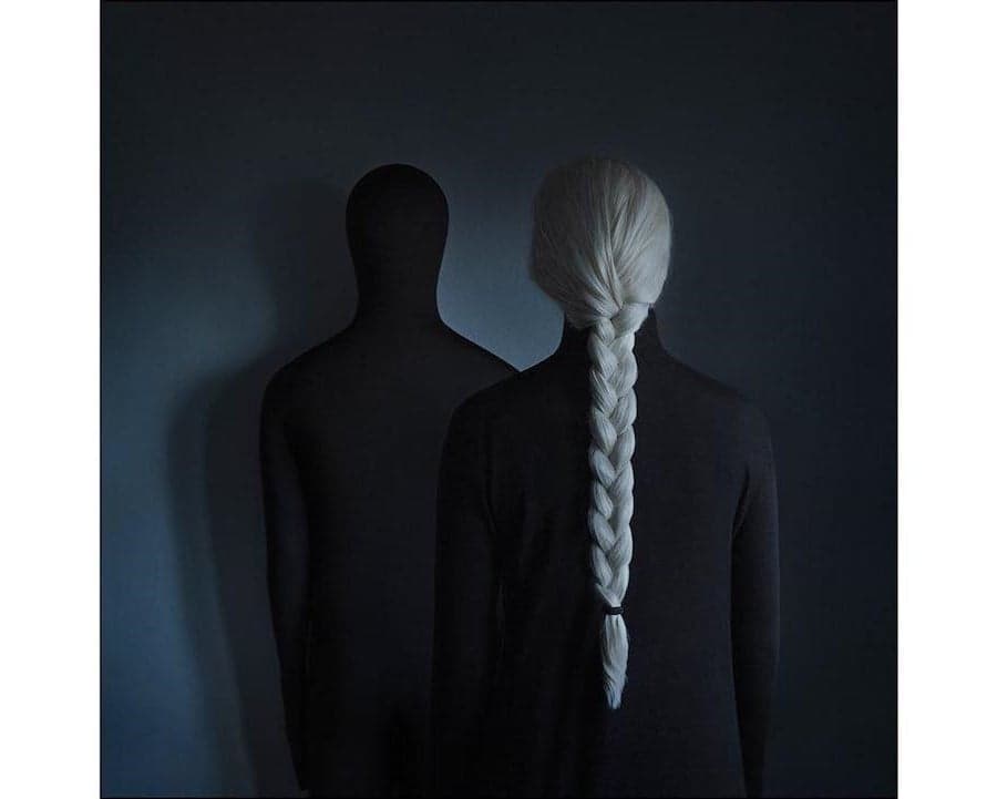 Sin rostro |: Fotografía surrealista que explora el solitario mundo interior del hombre. bayas de cerebro