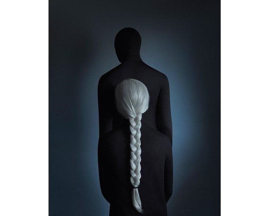 La sombra frente a la chica. Fotografía surrealista que explora el solitario mundo interior del hombre. bayas de cerebro