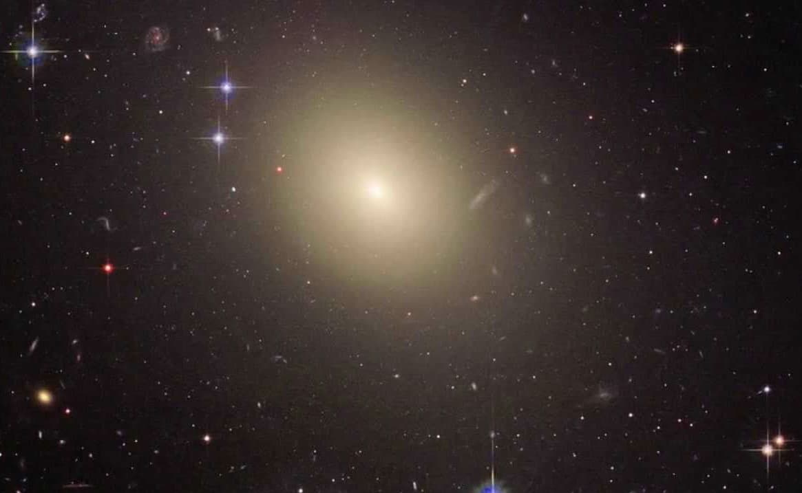 IC101 - Galaxia más grande |: 6 objetos más grandes del universo | bayas de cerebro