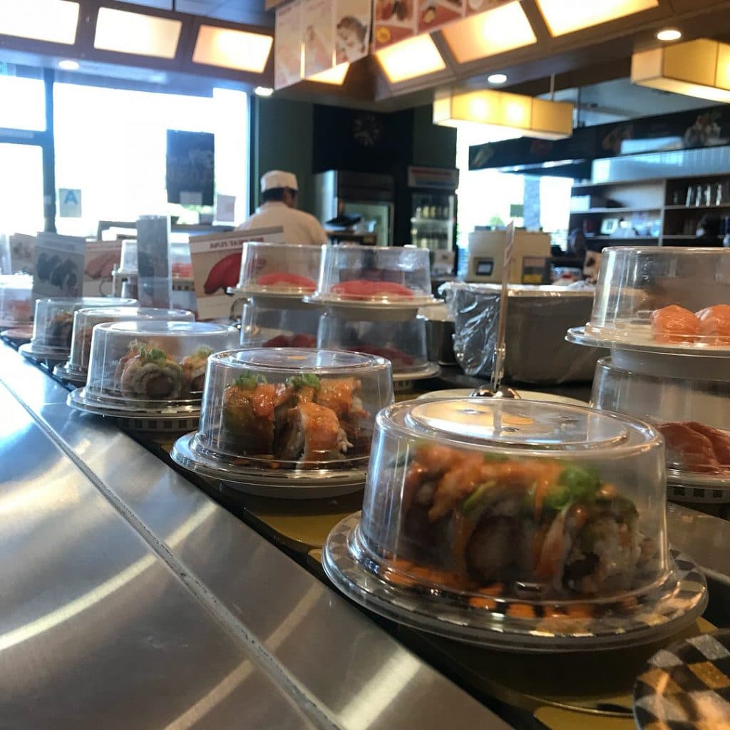 Barras de sushi giratorias |: 8 locas técnicas japonesas cotidianas que te harán desear vivir en Japón | bayas de cerebro