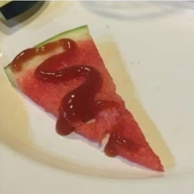 Rebanada de sandía con ketchup El arte de la comida exigente @TotallyGourmet | bayas de cerebro
