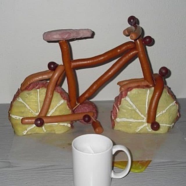 Una bicicleta hecha de salchichas. El arte de la comida exigente @TotallyGourmet | bayas de cerebro