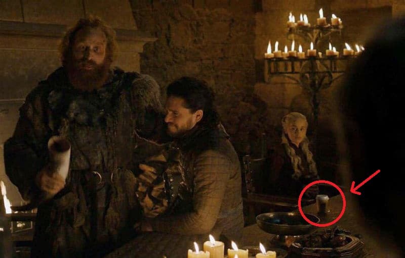 Una taza de café dejada en Juego de Tronos se convierte instantáneamente en un meme (Minor Spoiler).