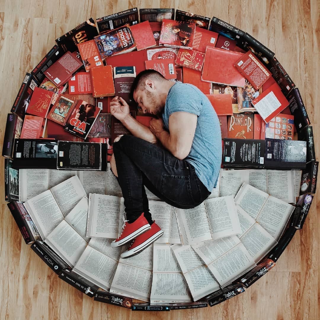 James Trevino realmente ama sus libros.