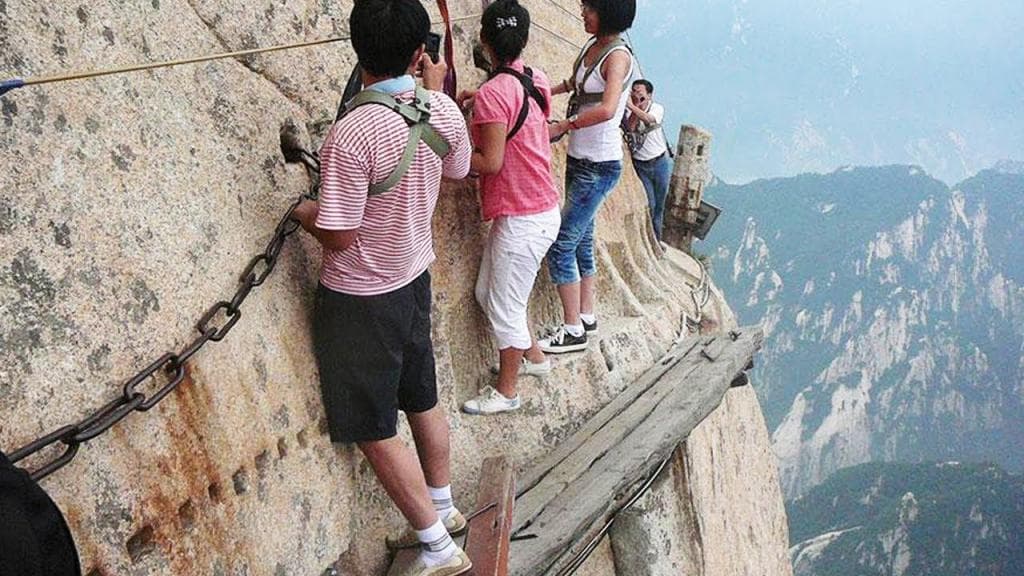Las personas ponen en peligro sus vidas para visitar