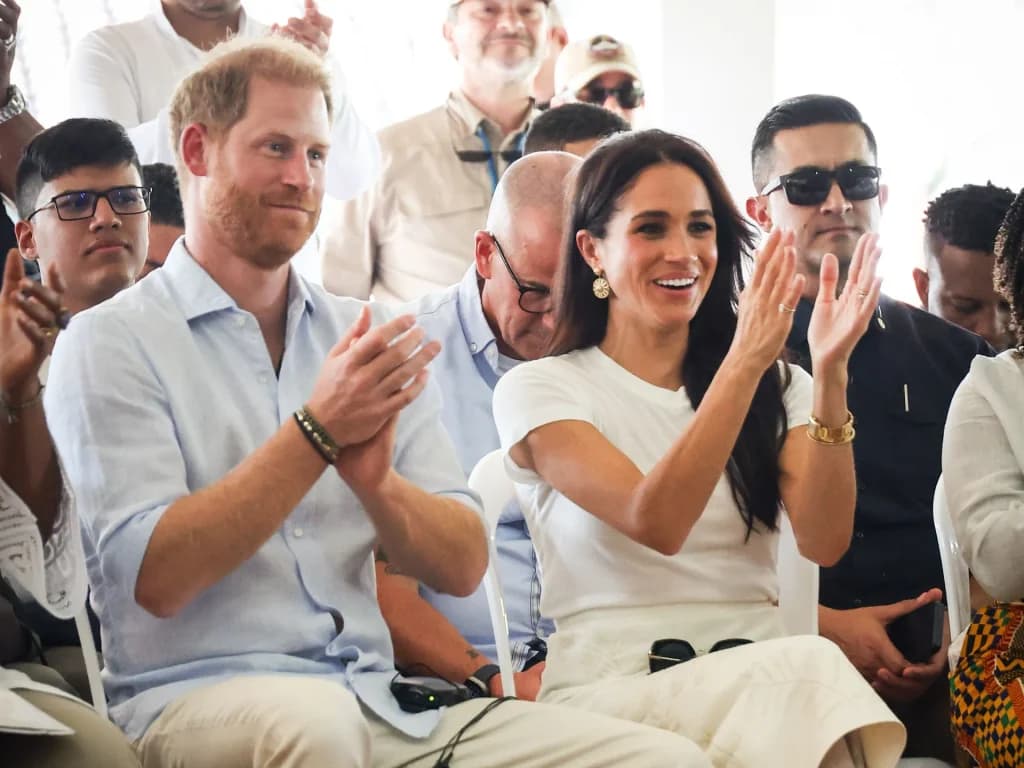 El video muestra a Harry y Thee siendo humildes con la familia real.