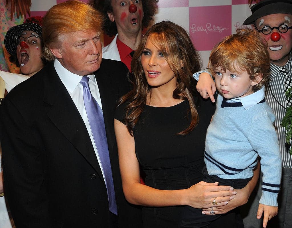 La transformación capilar de Barron Trump: de mechones de bebé a un elegante peinado presidencial.