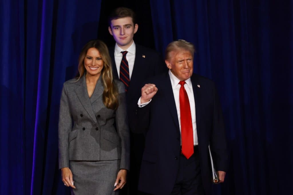 Trump asegura medir 6 pies y 3 pulgadas, pero las mediciones indican lo contrario.