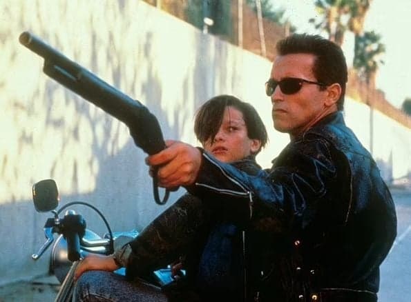 John Connor de "Terminator 2" experimenta una transformación drástica tras reemplazar sus dientes corruptos.
