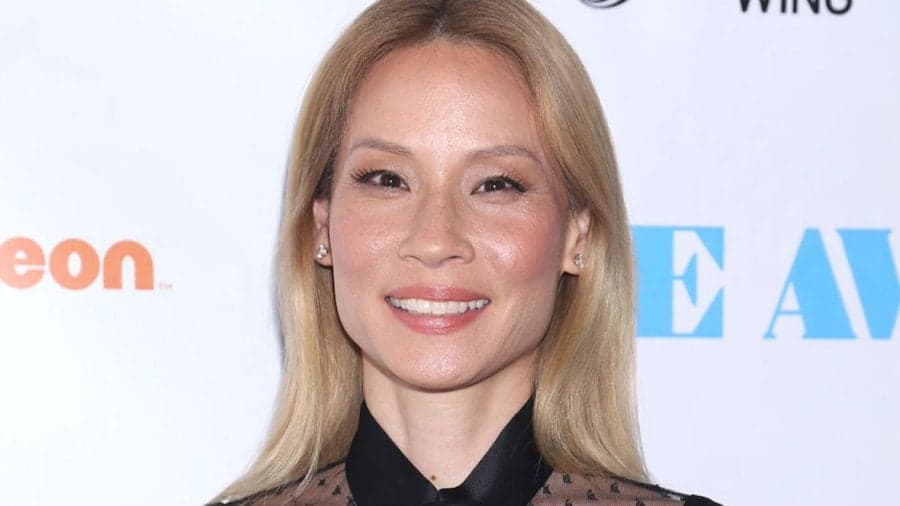 Hermosas celebridades orientales con cabello rubio