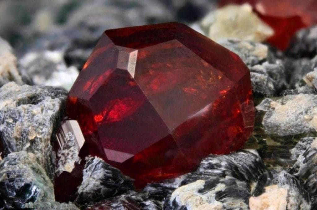 Gemstone Painite, $ 60,000 / quilates | Los artículos más recientes y más valiosos del mundo son los mejores 9 | Bayas cerebrales
