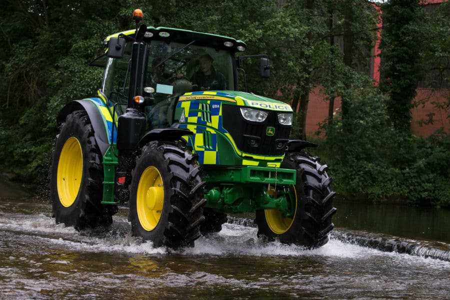 Tractor de policía | 7 Vehículos policiales extraños mundiales | Bayas cerebrales