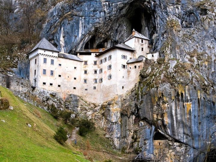 Castillo de Predrama, Eslovenia | Los peores castillos embrujados en Europa | Bayas cerebrales