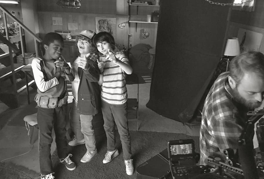 Cosas desconocidas | Detrás de la escena de la escena y las fotos | Bayas cerebrales