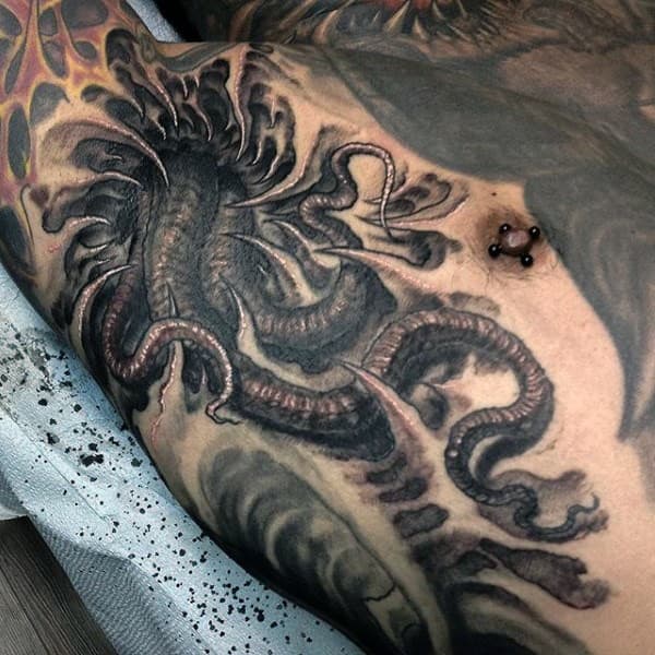 De acuerdo a lo que he escuchado, los tatuajes en las axilas están de moda y es algo que no puedes dejar de hacer.