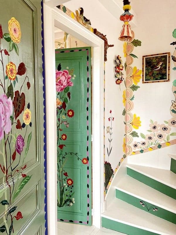 Un artista se cansa de estar en cuarentena y decora todas las paredes con flores.