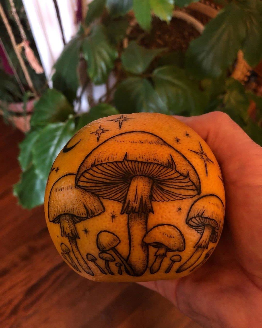 Una moda emergente en el mundo del tatuaje: las mandarinas tatuadas.
