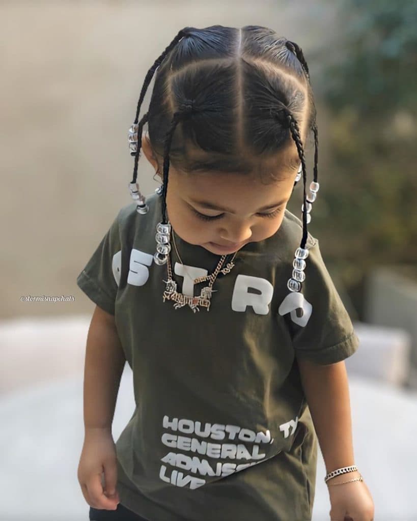 Stormi disfrazada de su padre, Travis Stormi Webster vestida de mamá Kylie y papá Travis son totalmente adorables | su belleza