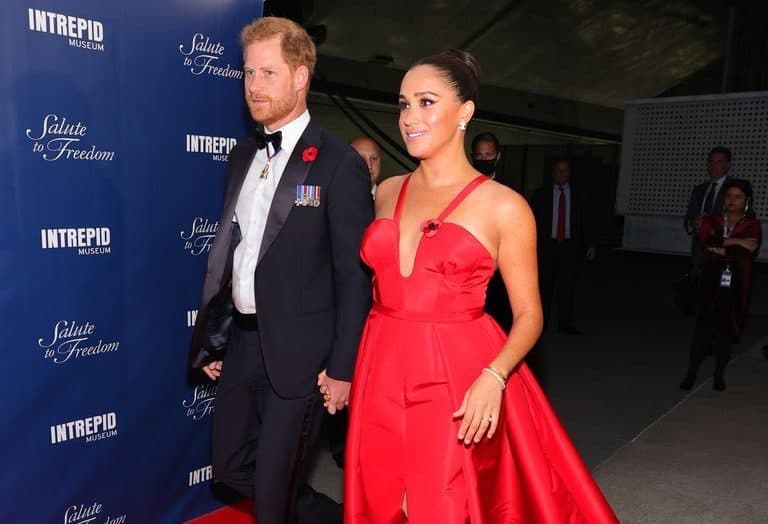 Meghan Markle impacta con un audaz vestido rojo intenso.