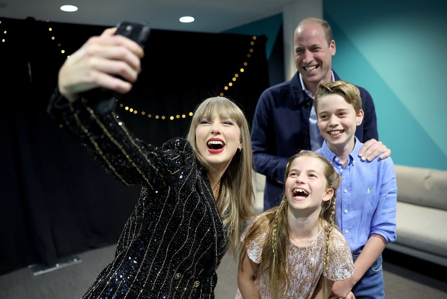Taylor Swift obsequia a la familia real británica "Shake It Off" durante su concierto en Londres.