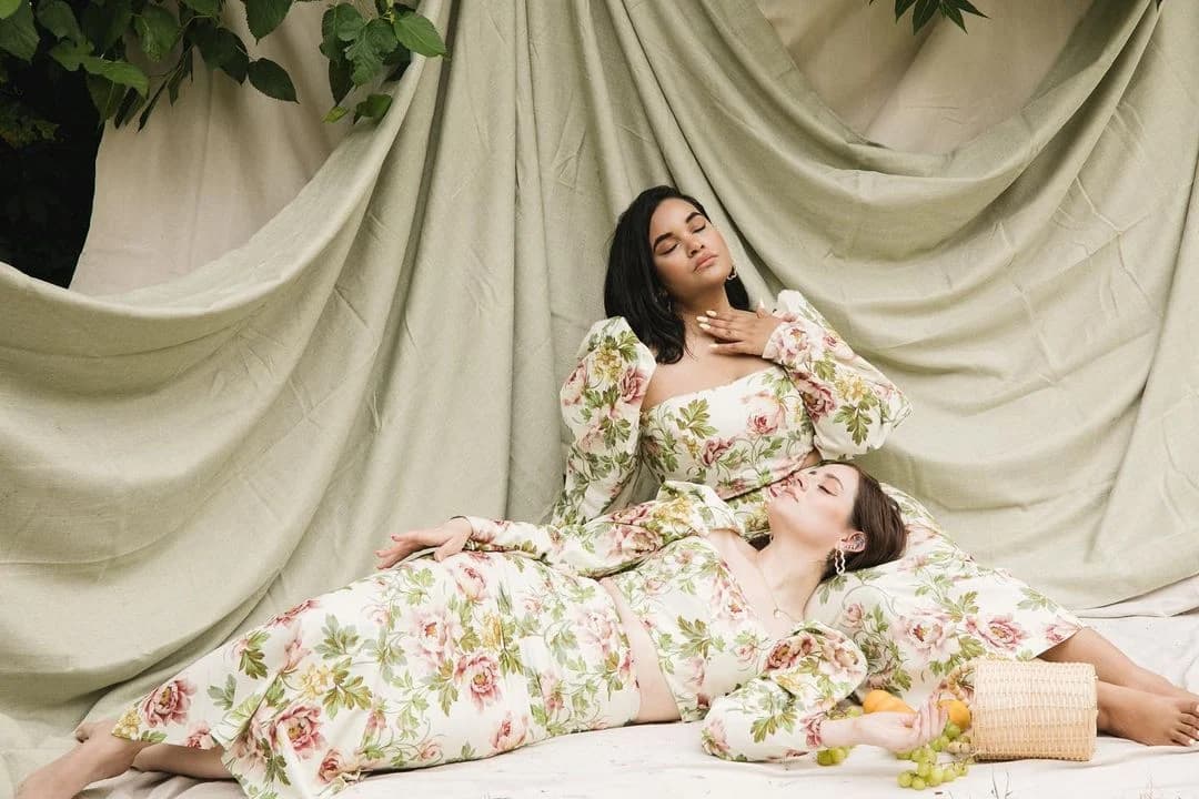 Viste para causar impacto: Dos amigas demuestran que el estilo resplandece en cada figura.
