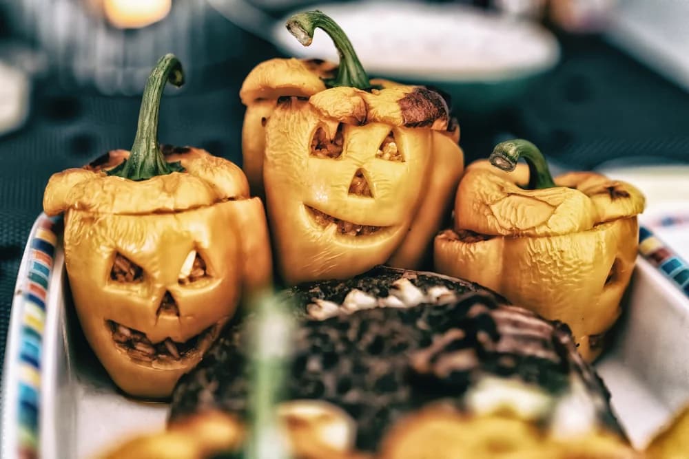 Sugerencias para planificar una cena de Halloween elegante.