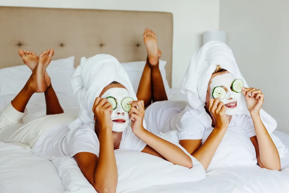 9 maneras de disfrutar una noche de spa en casa sin gastar mucho dinero.