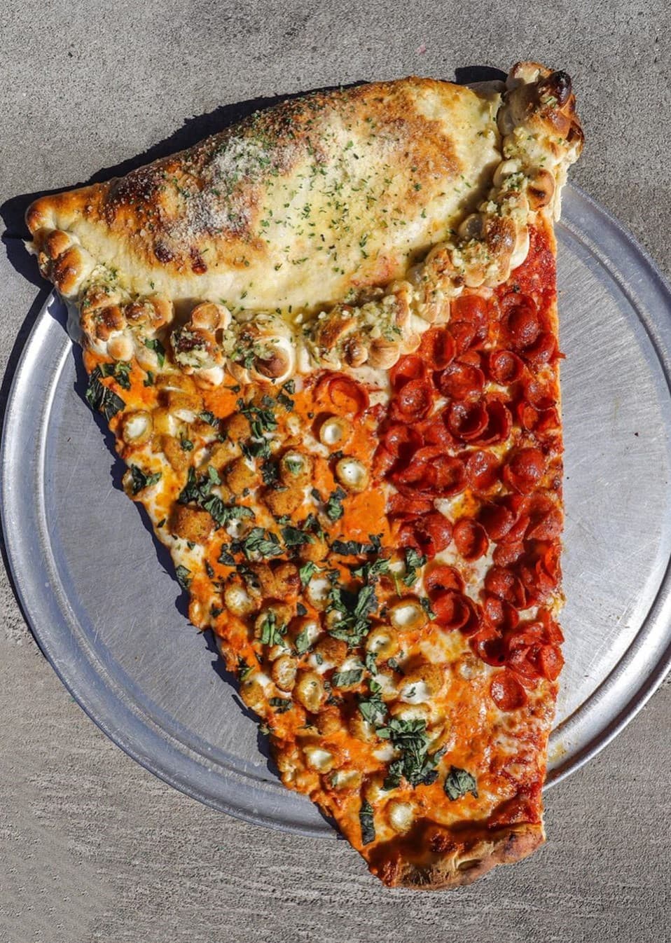 Pizza n.° 2 de 2 pies de largo | La nueva tendencia gastronómica es una porción de pizza gigante: la más grande que jamás hayas visto | su belleza
