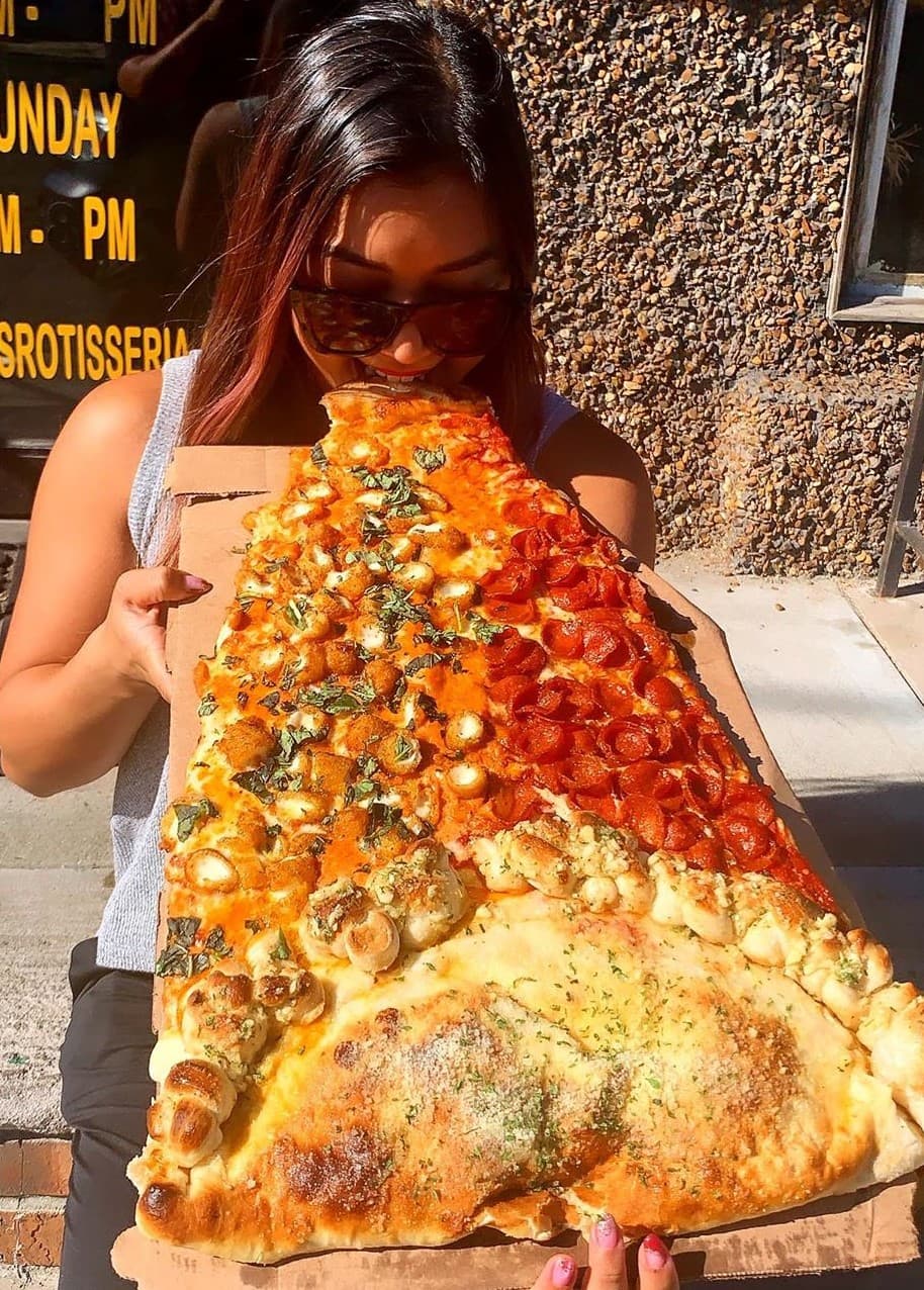     Pizza viral en redes sociales |: La nueva tendencia foodie es una porción de pizza gigante, la más grande que jamás hayas visto | su belleza