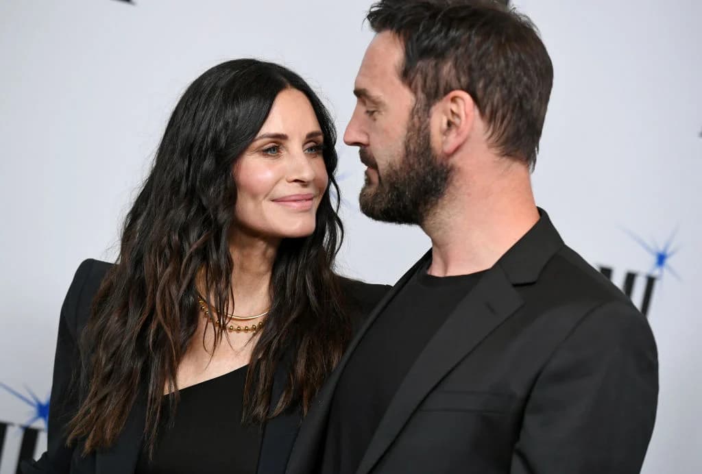 Puma o no: el amor triunfa. Celebridades femeninas que han hallado el amor en hombres significativamente más jóvenes.