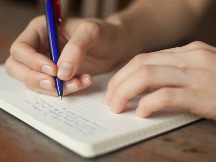 Escribiendo un poema | 9 regalos que son mejores que las flores | su belleza