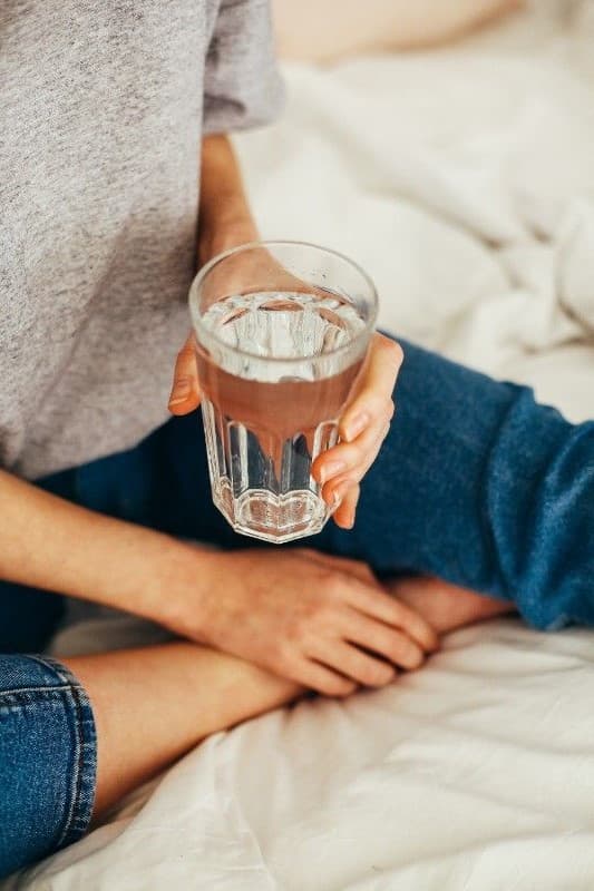 Bebe agua | 12 consejos para lucir de 30 cuando tienes 50 | su belleza