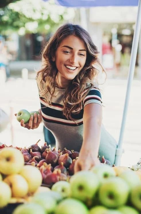 Compre en mercados de agricultores | 12 consejos sobre cómo lucir de 30 cuando tengas 50 | su belleza
