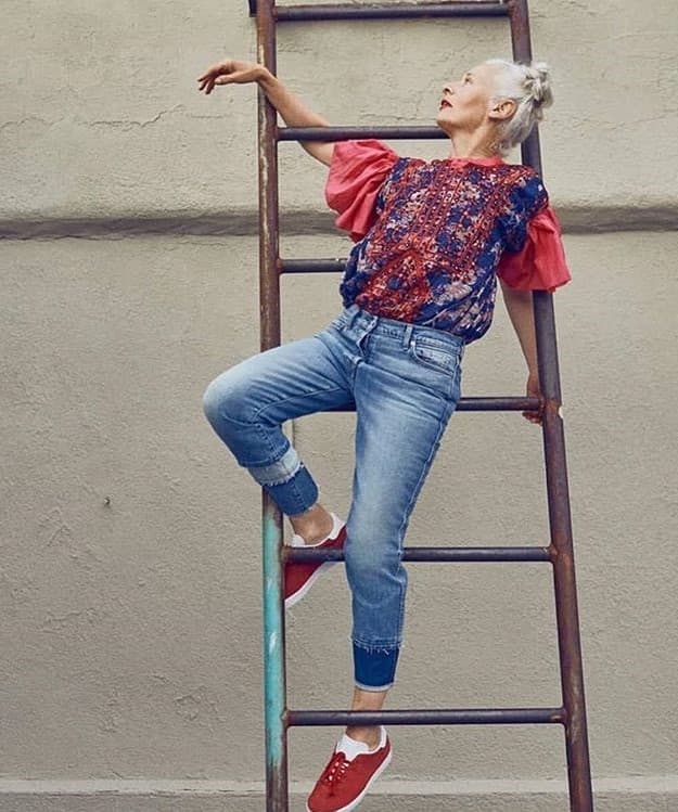 Sarah Jane Addams en una escalera | 12 mujeres ridículamente elegantes mayores de 50 años | su belleza