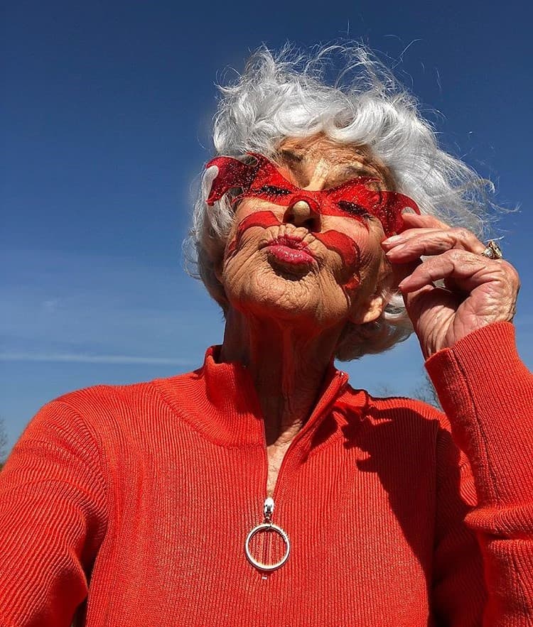 Guiño de peluche | 12 mujeres ridículamente elegantes mayores de 50 años | su belleza