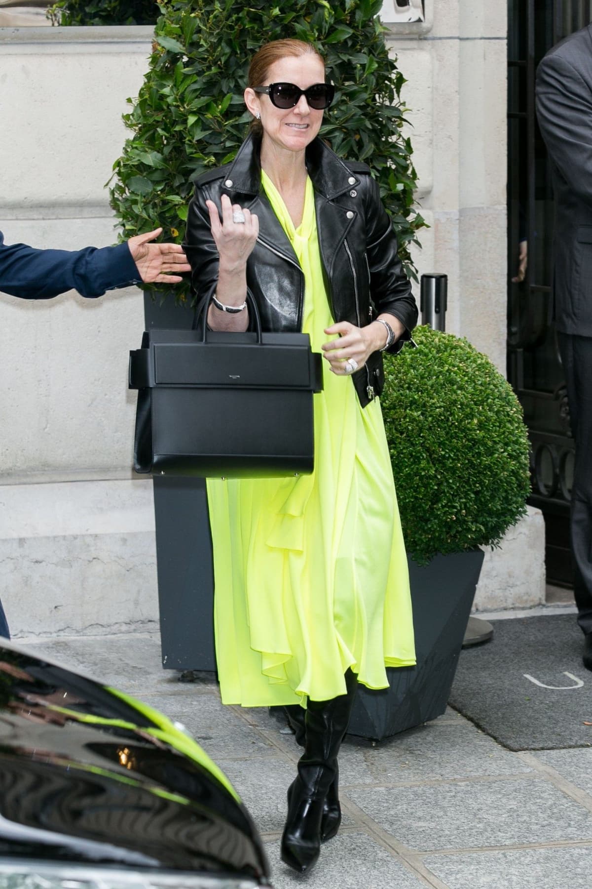 botas de cuero con chaqueta de cuero y túnica amarillo neón Celine Dion | 10 razones por las que Celine Dion es nuestro nuevo ícono de estilo | su belleza