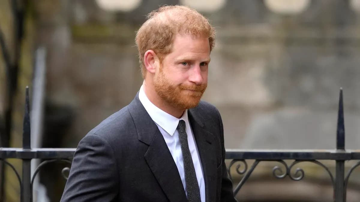 El compañero del príncipe William se ríe de la reacción 'exagerada' ante la caza de paparazzi que vivió Harry.