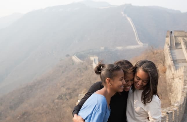 Los instantes más icónicos de Malia y Sasha Obama a lo largo de los años.