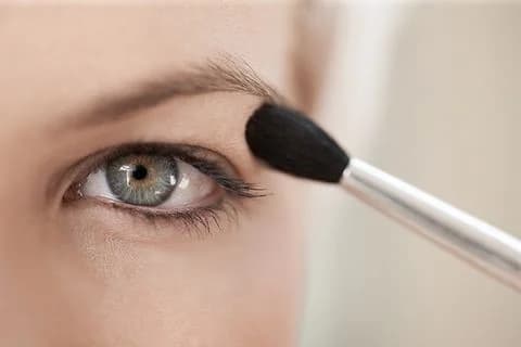 Maquillarse con los ojos abiertos | 9 consejos de maquillaje que una persona con los ojos entrecerrados debe conocer Su Belleza