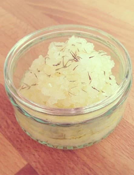 Exfoliante corporal de tomillo y limón | 10 recetas caseras de exfoliantes con sal marina | su belleza