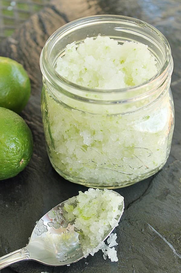 Exfoliante de lima y sal de coco n.° 2 | 10 recetas caseras de exfoliantes con sal marina | su belleza