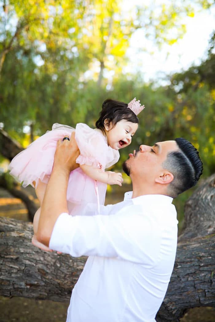 Padre reproduce la sesión de maternidad de su esposa fallecida con su hija.